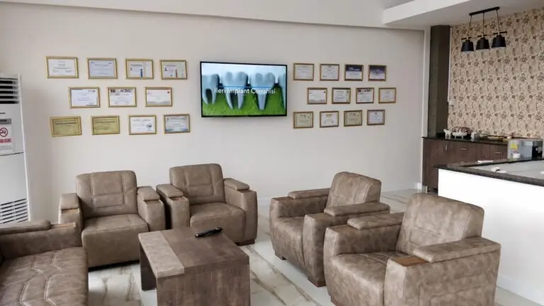 Klinik33 Mersin diş kliniği hasta bekleme alanı