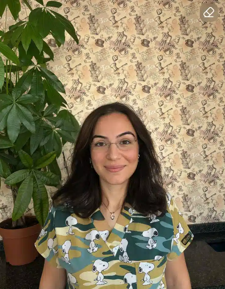Uzman Ortodontist Dr. Betül TURGAY Klinik33 Mersin muayene sırasında